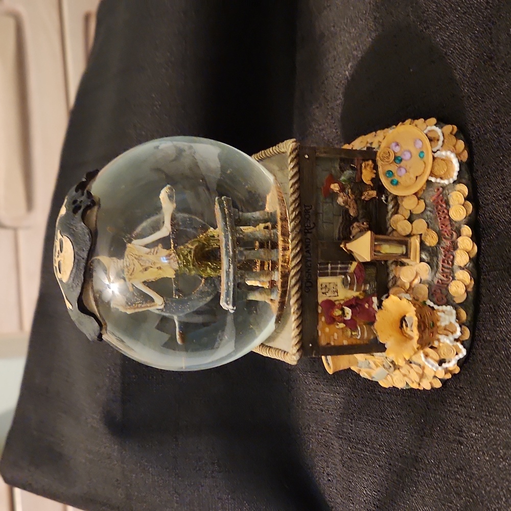 WALT DISNEY PIRATES ☠️ OF THE  CARIBBEAN SNOW GLOBE. SKELETON SHIP WHEEL GLITTER - Picture 4 of 10